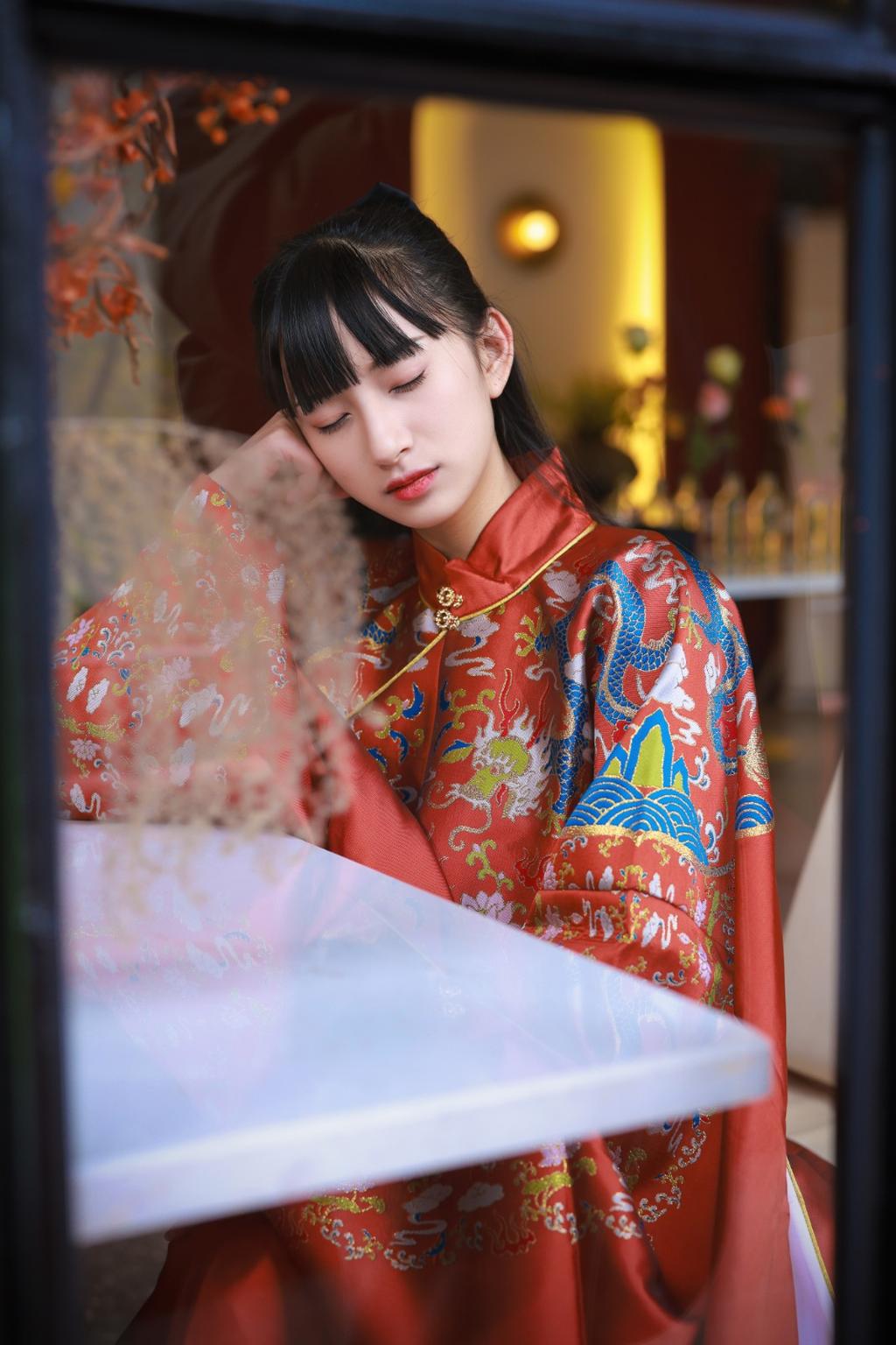 黑长直发古装美女红妆素裹写真