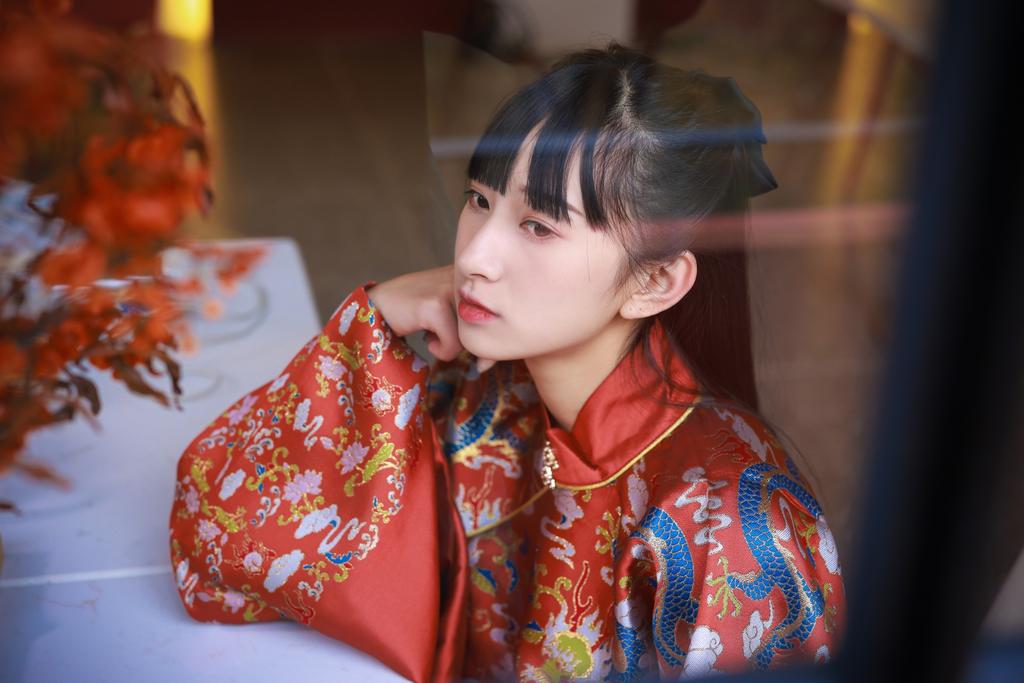 黑长直发古装美女红妆素裹写真