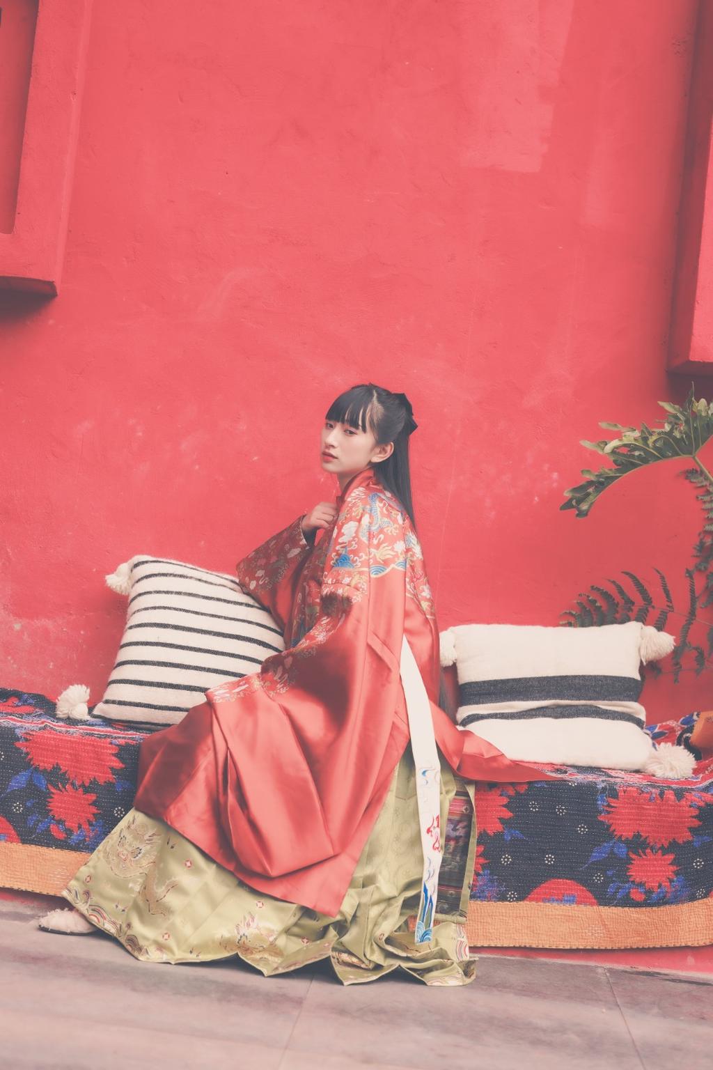 黑长直发古装美女红妆素裹写真