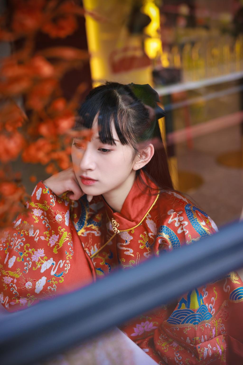 黑长直发古装美女红妆素裹写真