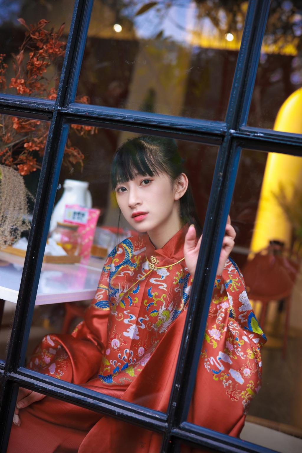 黑长直发古装美女红妆素裹写真