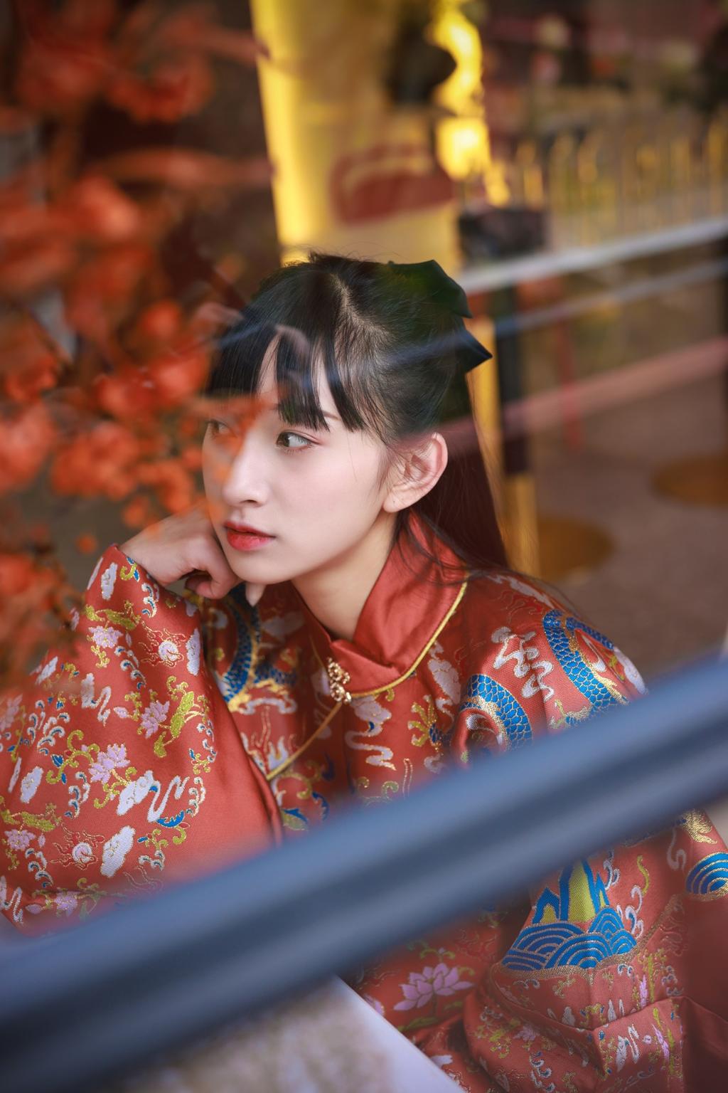 黑长直发古装美女红妆素裹写真