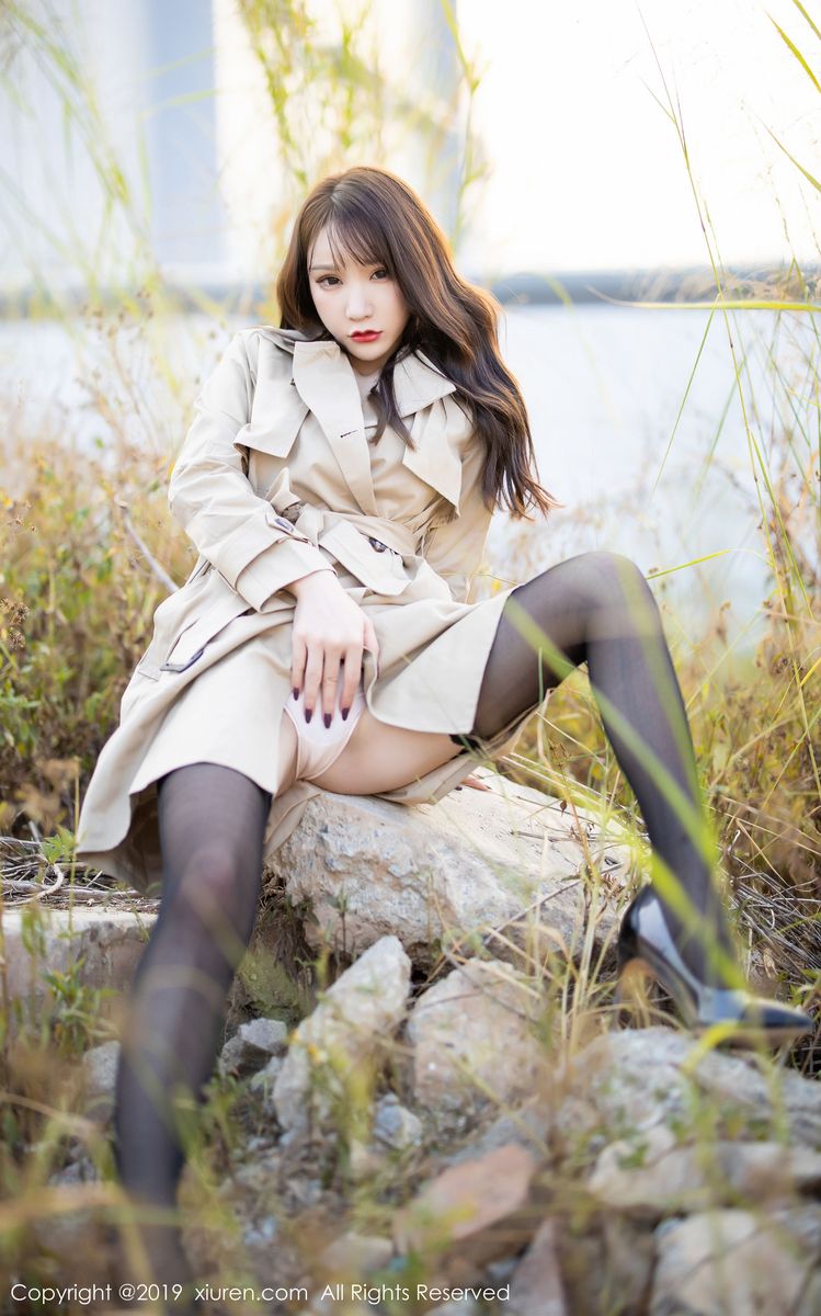 [XIUREN秀人网] 性感女神周于希Sandy黑丝吊袜+精致内衣外拍写真 No.1876