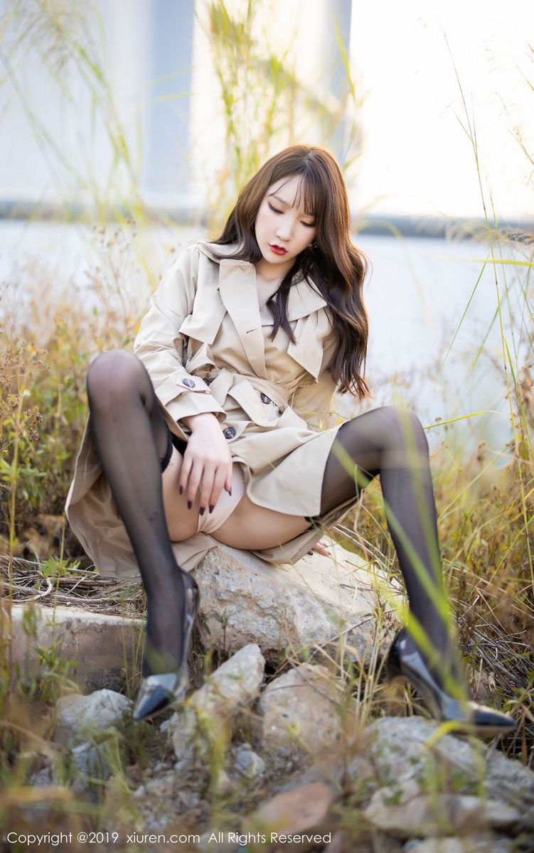 [XIUREN秀人网] 性感女神周于希Sandy黑丝吊袜+精致内衣外拍写真 No.1876