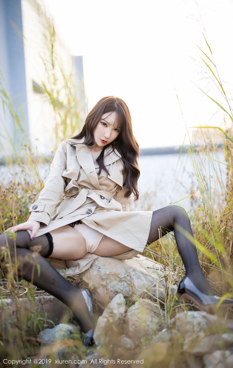 [XIUREN秀人网] 性感女神周于希Sandy黑丝吊袜+精致内衣外拍写真 No.1876