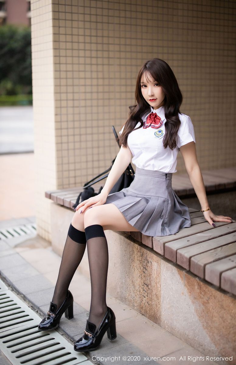 [XIUREN秀人网] 性感女神周于希Sandy黑丝吊袜&学生装系列户外实拍 No.1899