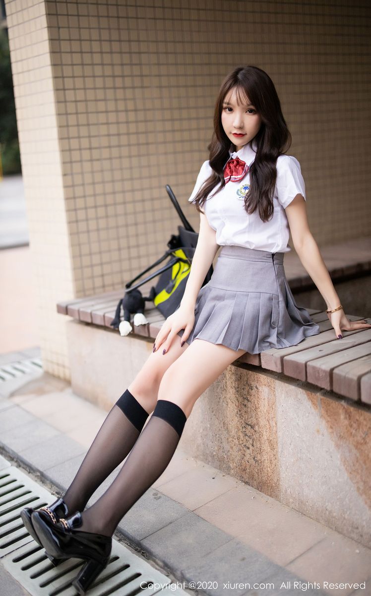 [XIUREN秀人网] 性感女神周于希Sandy黑丝吊袜&学生装系列户外实拍 No.1899