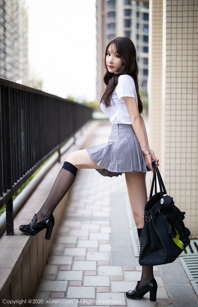 [XIUREN秀人网] 性感女神周于希Sandy黑丝吊袜&学生装系列户外实拍 No.1899