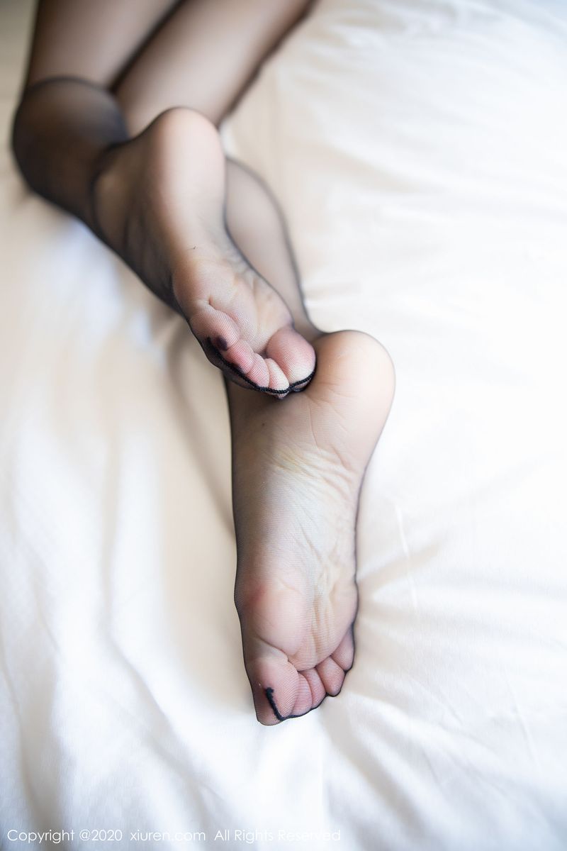 [XIUREN秀人网] 性感女神周于希Sandy镂空内衣+黑丝短裙写真 No.1904