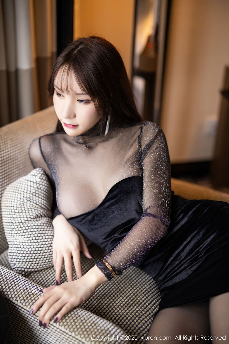 [XIUREN秀人网] 性感女神周于希Sandy黑丝美腿抹胸礼裙套图 No.1937