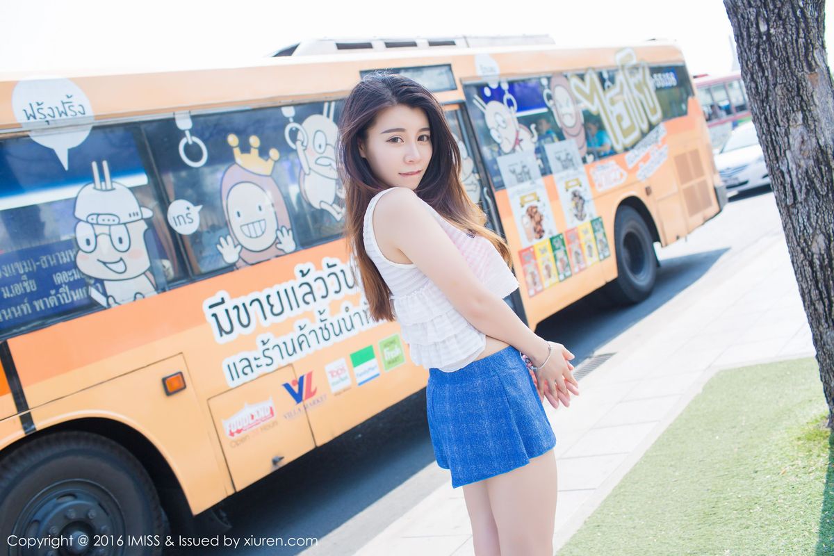 [IMiss爱蜜社] 美女模特vetiver嘉宝贝儿牛仔热裤+内衣诱惑清新街拍 Vol.126