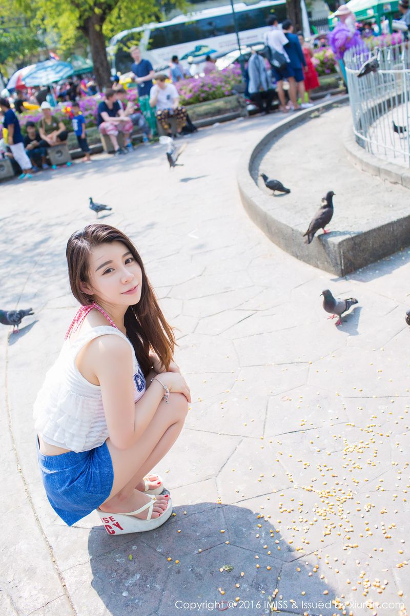 [IMiss爱蜜社] 美女模特vetiver嘉宝贝儿牛仔热裤+内衣诱惑清新街拍 Vol.126