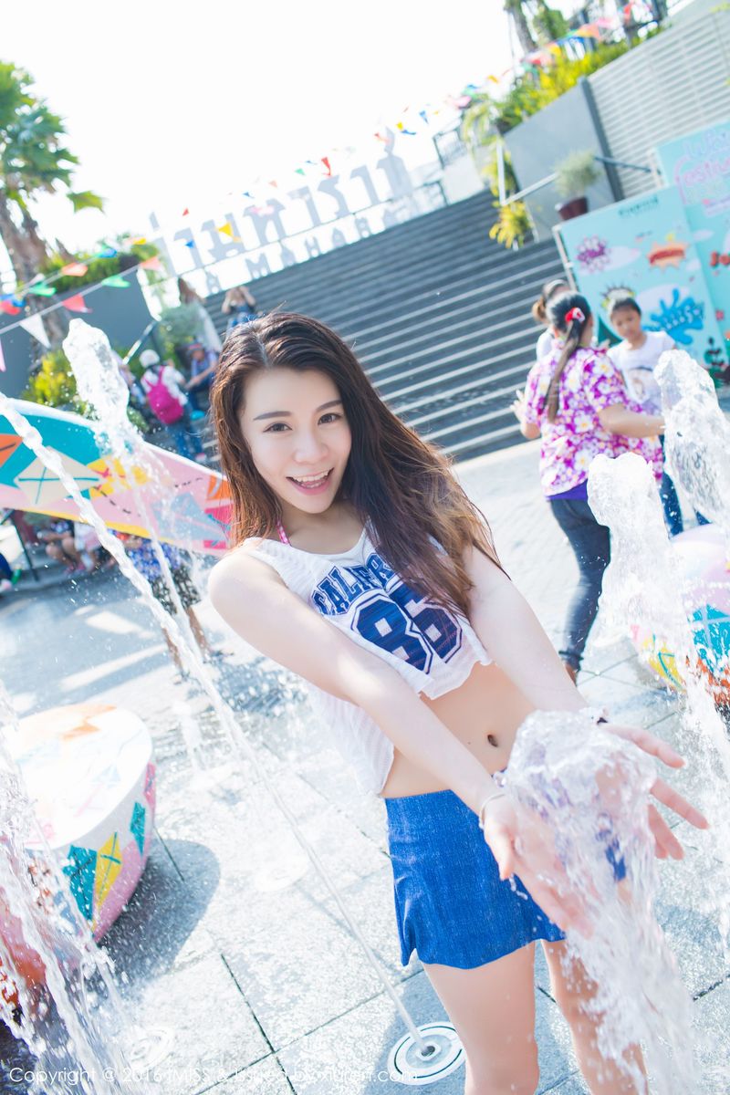 [IMiss爱蜜社] 美女模特vetiver嘉宝贝儿牛仔热裤+内衣诱惑清新街拍 Vol.126