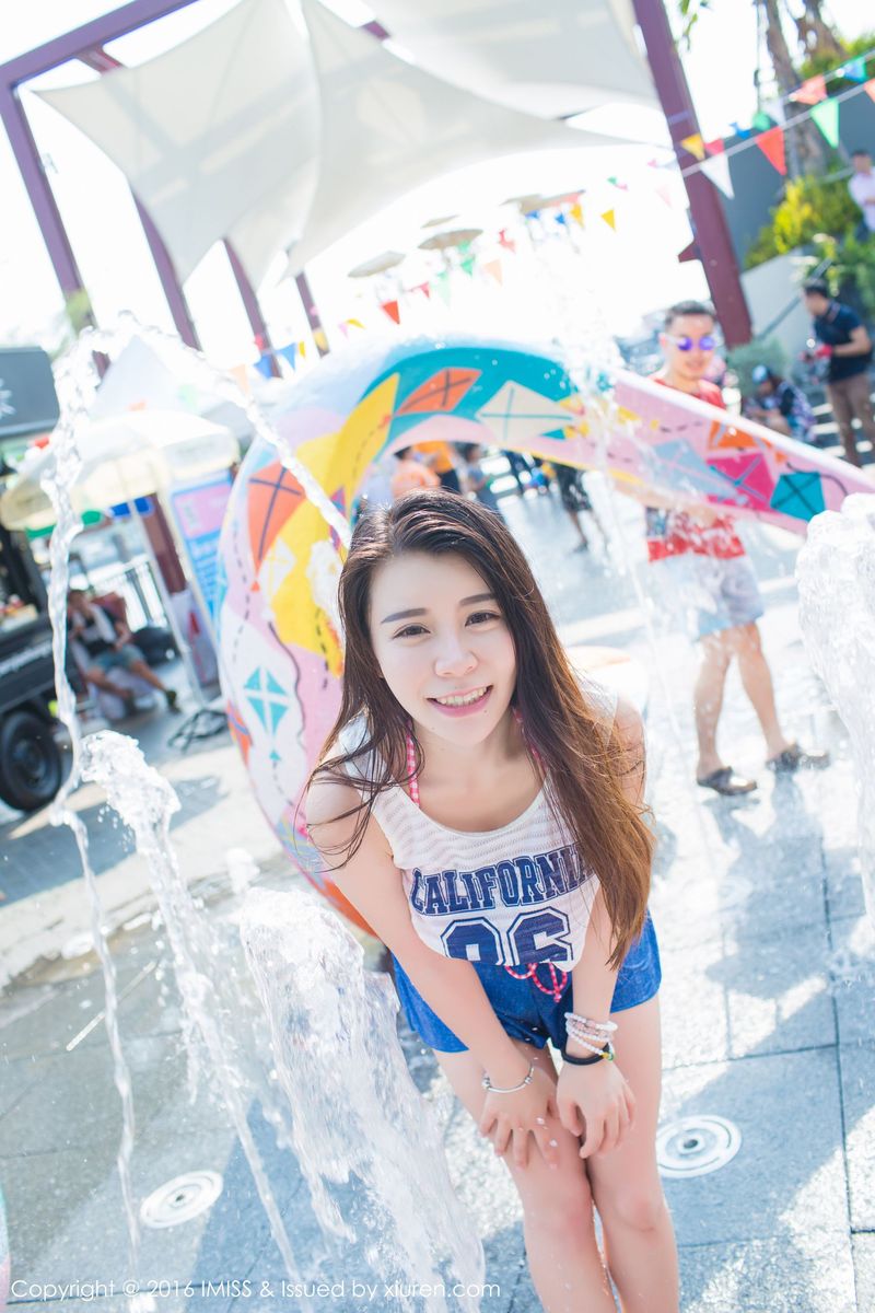 [IMiss爱蜜社] 美女模特vetiver嘉宝贝儿牛仔热裤+内衣诱惑清新街拍 Vol.126