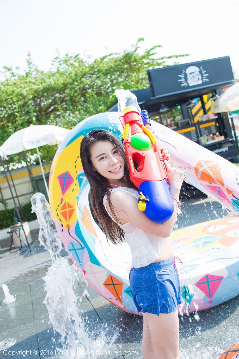 [IMiss爱蜜社] 美女模特vetiver嘉宝贝儿牛仔热裤+内衣诱惑清新街拍 Vol.126