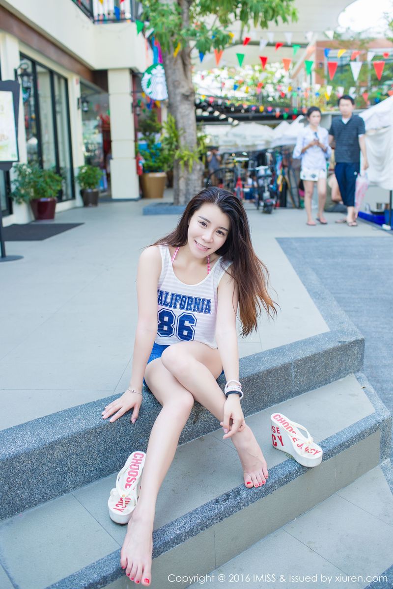 [IMiss爱蜜社] 美女模特vetiver嘉宝贝儿牛仔热裤+内衣诱惑清新街拍 Vol.126