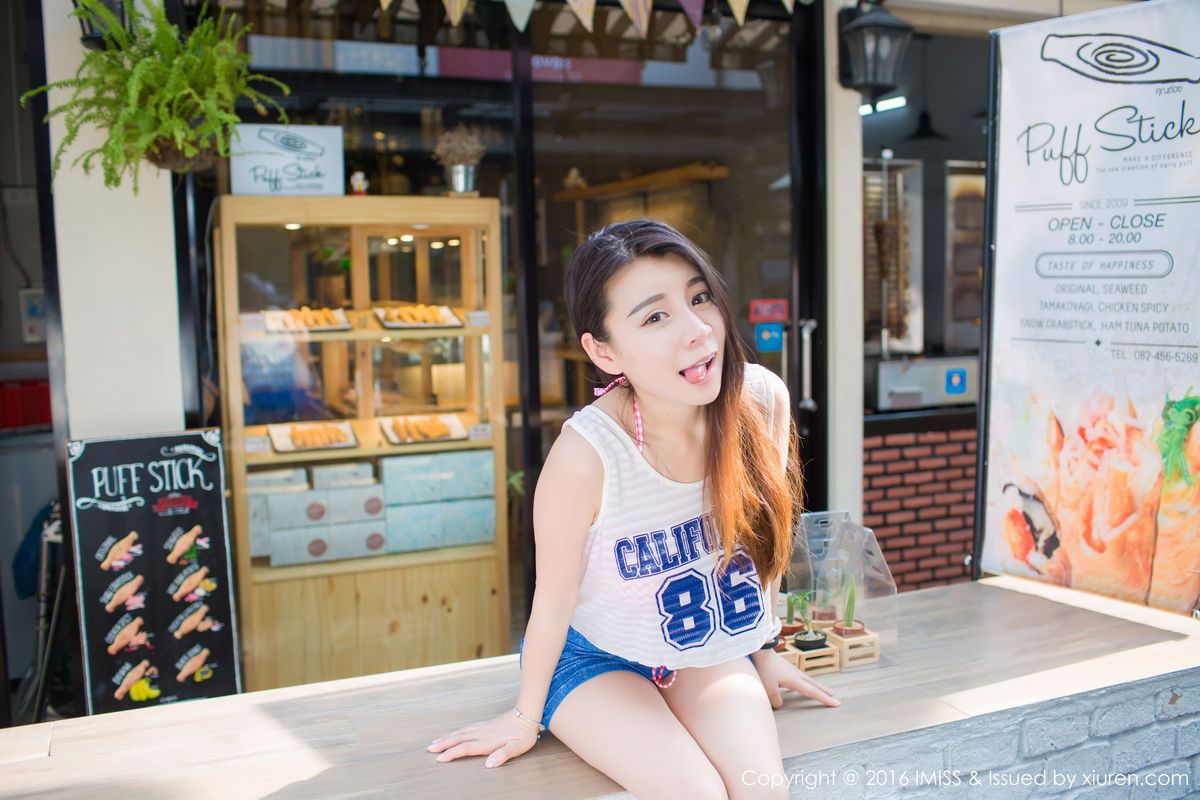 [IMiss爱蜜社] 美女模特vetiver嘉宝贝儿牛仔热裤+内衣诱惑清新街拍 Vol.126