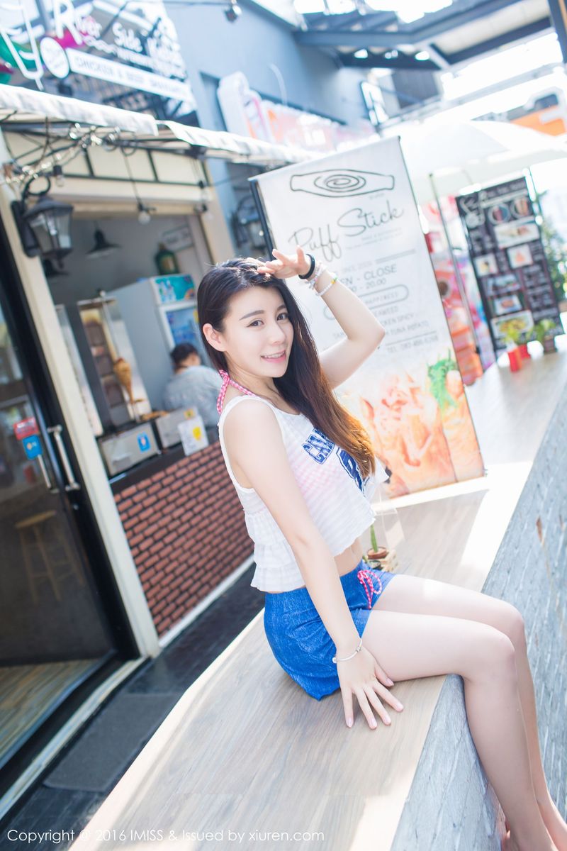 [IMiss爱蜜社] 美女模特vetiver嘉宝贝儿牛仔热裤+内衣诱惑清新街拍 Vol.126