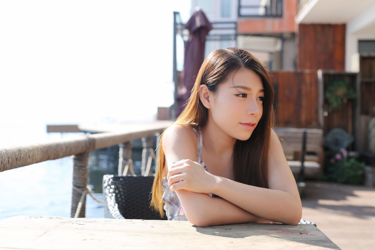 [MyGirl美媛馆] 美女模特Vetiver嘉宝贝儿唯美长裙+牛仔装小清新套图 Vol.106