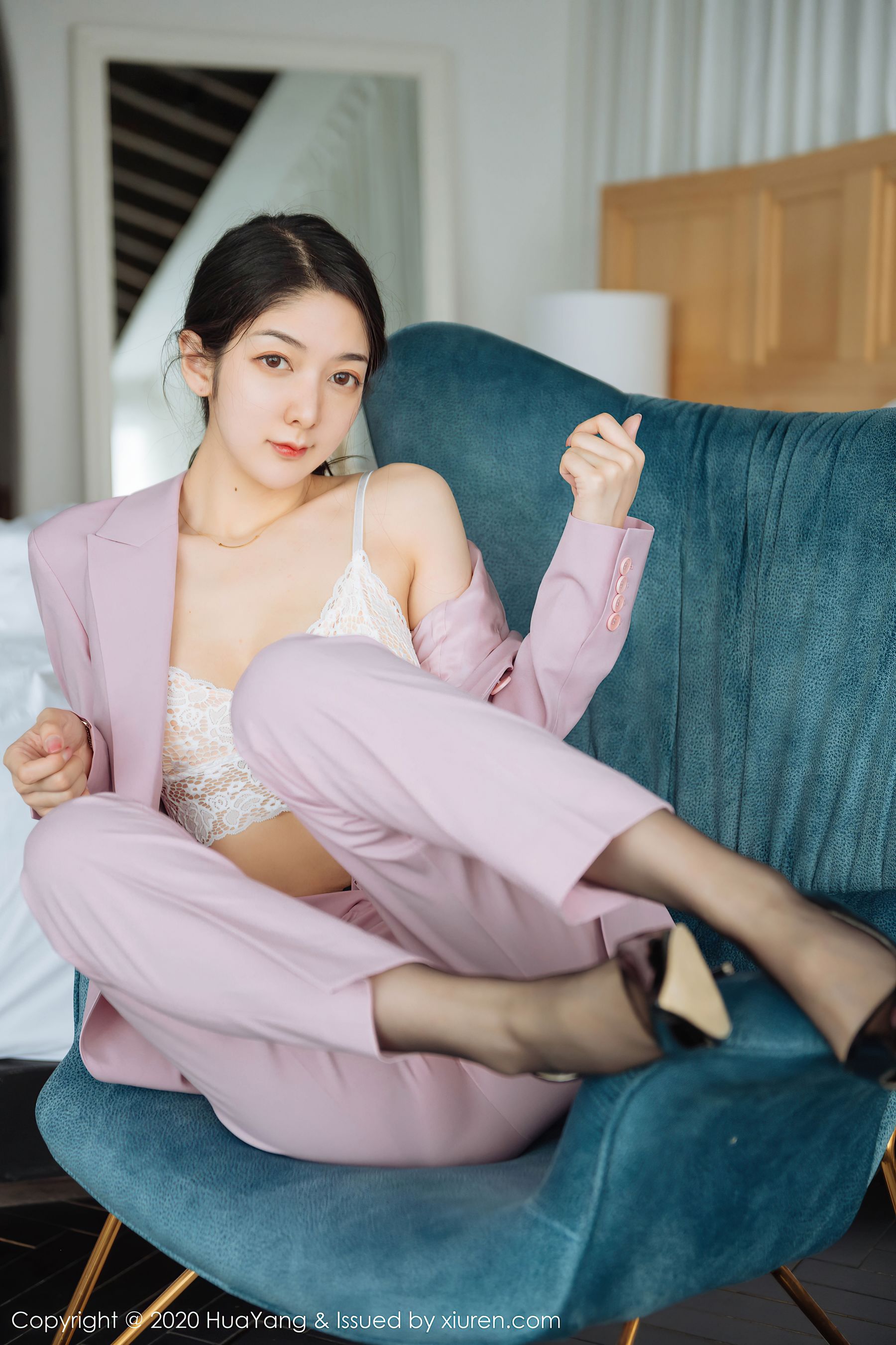 [花漾HuaYang] Vol.255 Angela小热巴 - 粉红西装+蕾丝内衣+黑丝