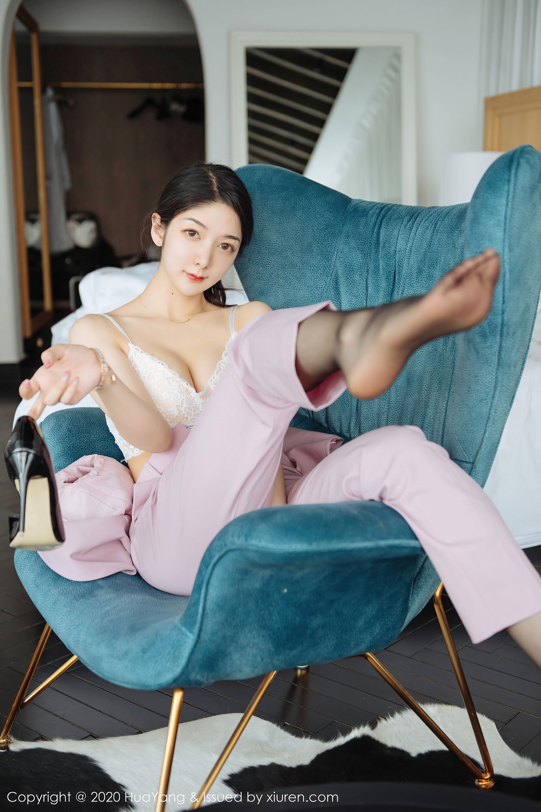 [花漾HuaYang] Vol.255 Angela小热巴 - 粉红西装+蕾丝内衣+黑丝