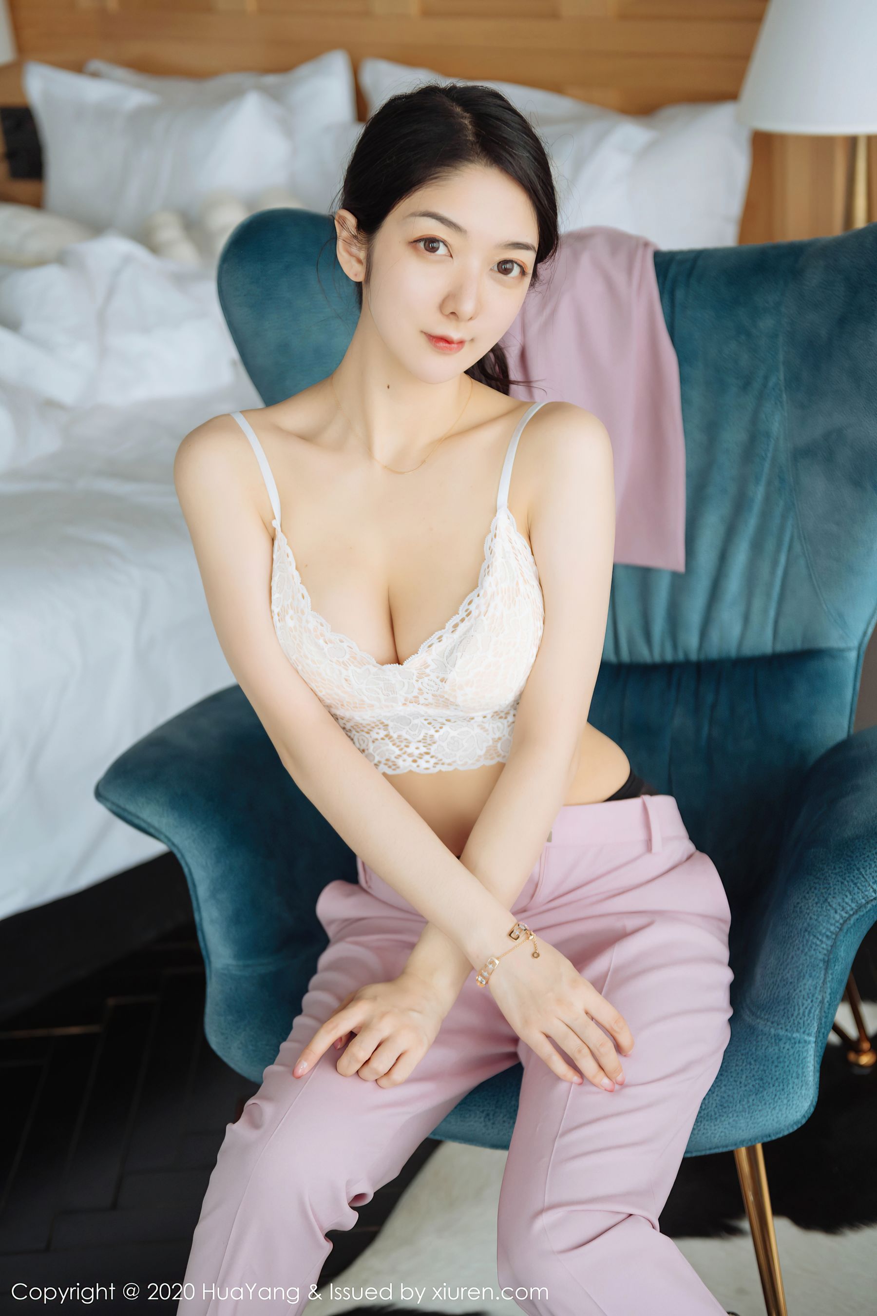 [花漾HuaYang] Vol.255 Angela小热巴 - 粉红西装+蕾丝内衣+黑丝