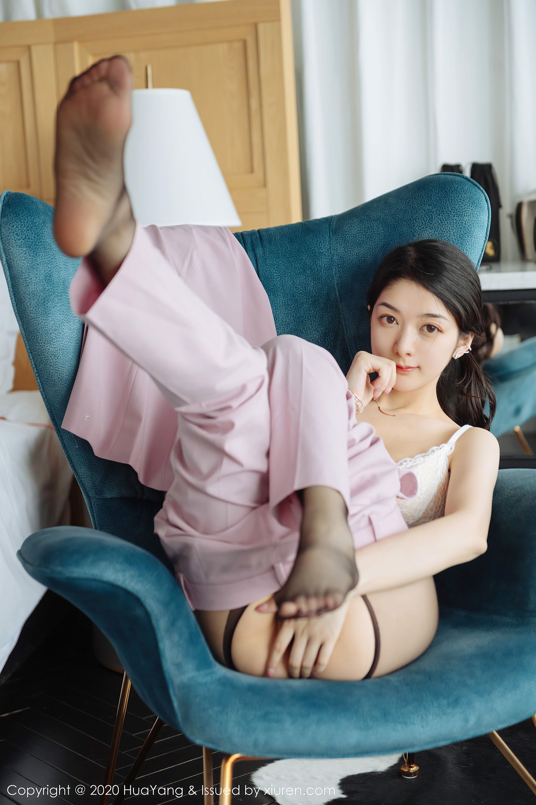 [花漾HuaYang] Vol.255 Angela小热巴 - 粉红西装+蕾丝内衣+黑丝