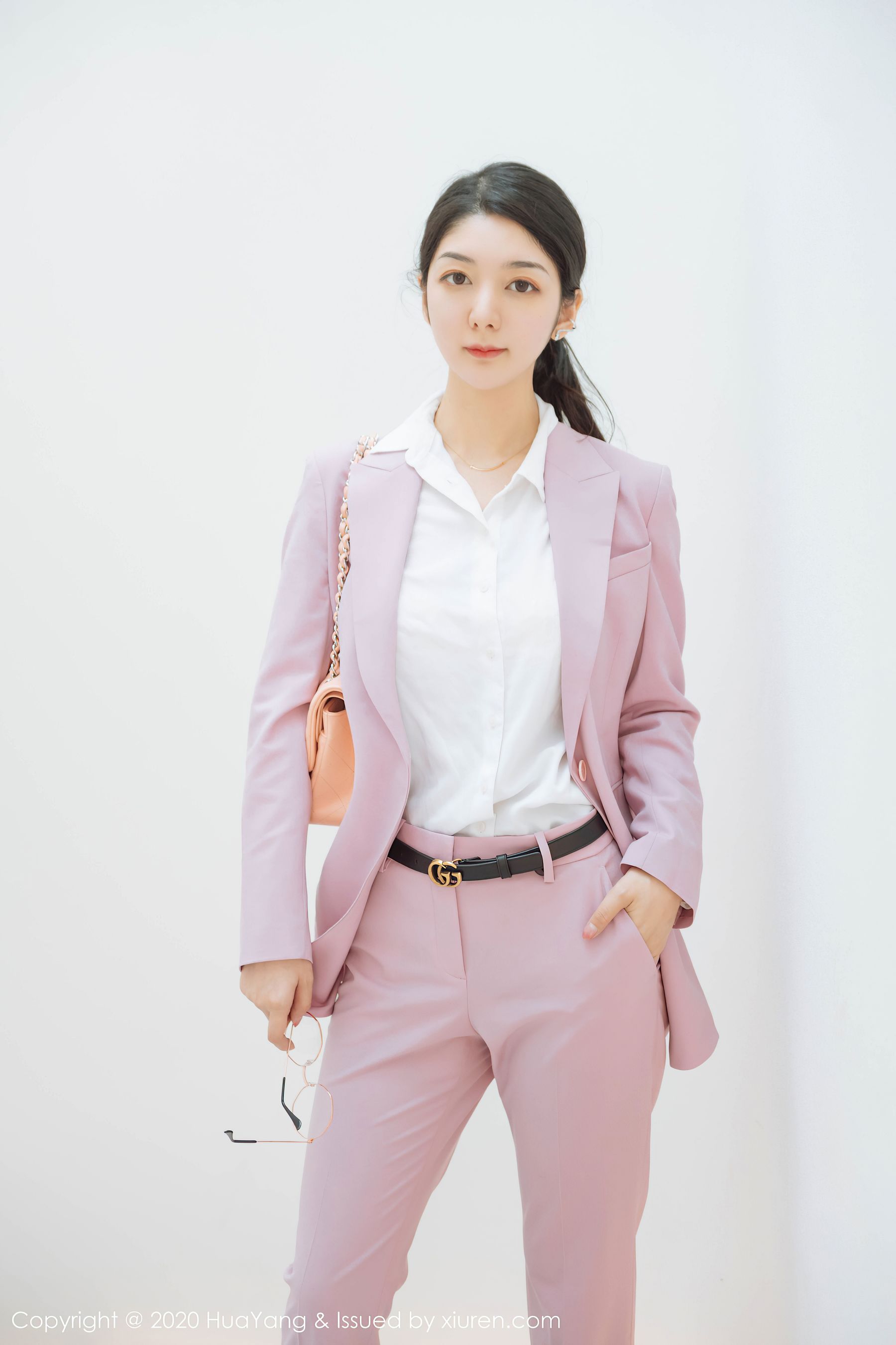 [花漾HuaYang] Vol.255 Angela小热巴 - 粉红西装+蕾丝内衣+黑丝