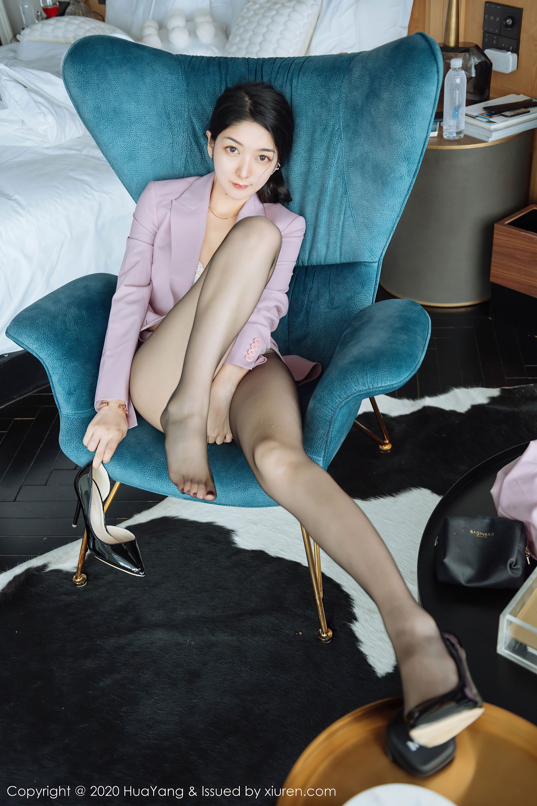 [花漾HuaYang] Vol.255 Angela小热巴 - 粉红西装+蕾丝内衣+黑丝