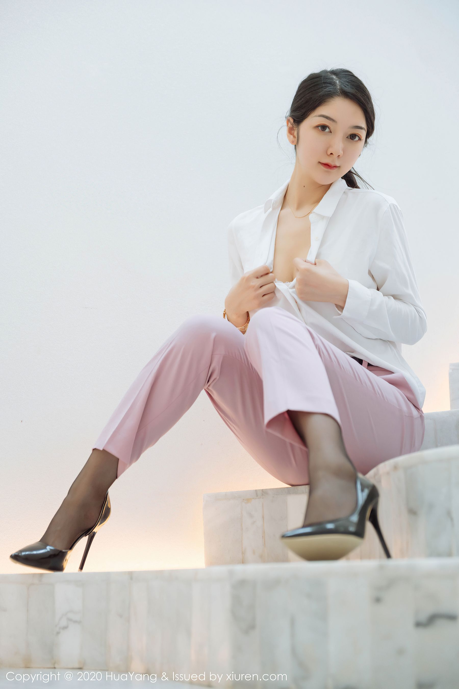 [花漾HuaYang] Vol.255 Angela小热巴 - 粉红西装+蕾丝内衣+黑丝