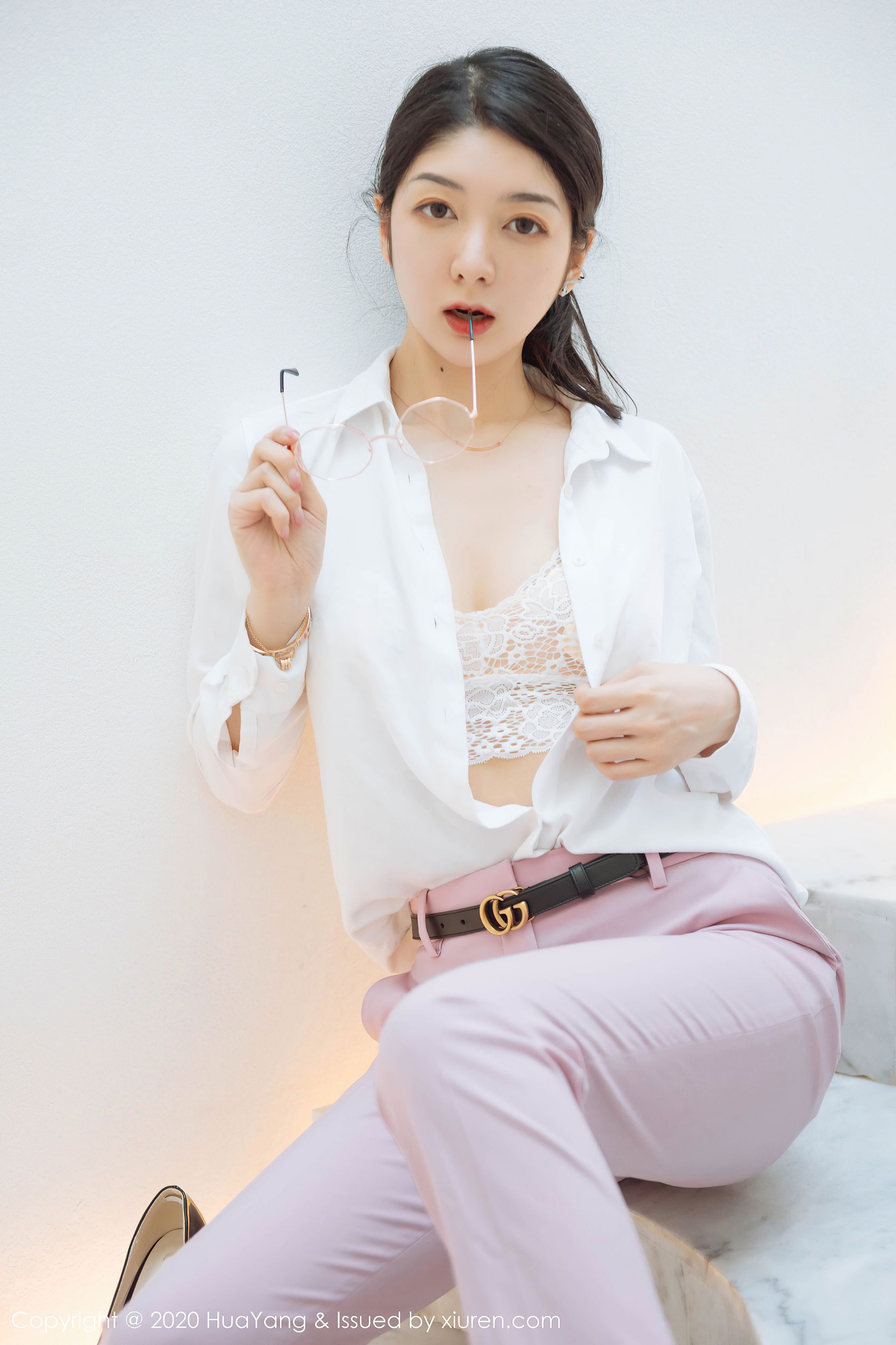 [花漾HuaYang] Vol.255 Angela小热巴 - 粉红西装+蕾丝内衣+黑丝