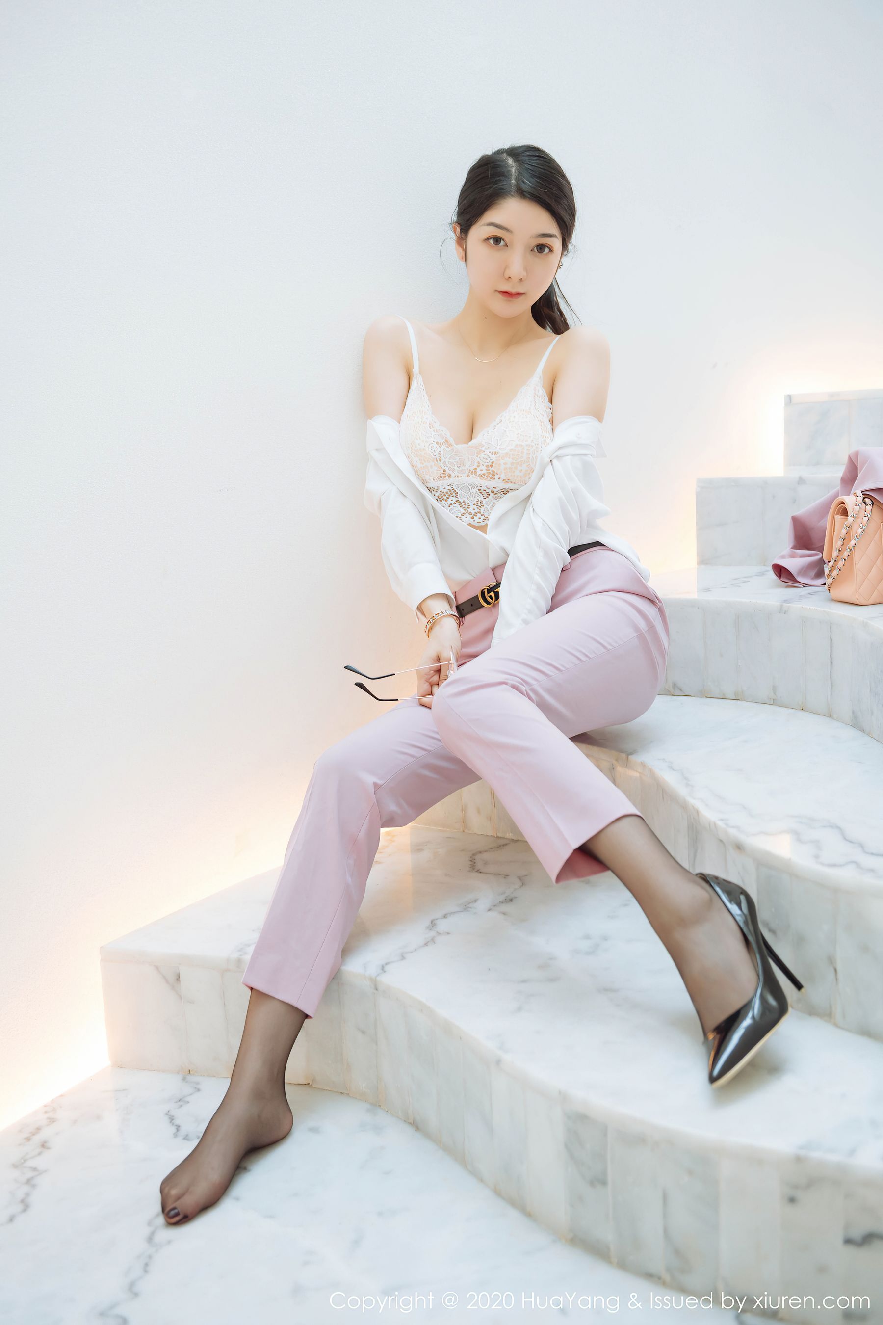 [花漾HuaYang] Vol.255 Angela小热巴 - 粉红西装+蕾丝内衣+黑丝