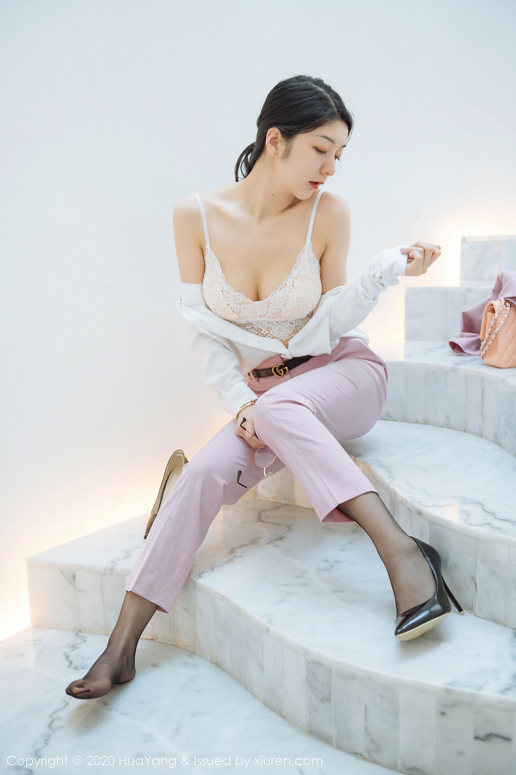 [花漾HuaYang] Vol.255 Angela小热巴 - 粉红西装+蕾丝内衣+黑丝