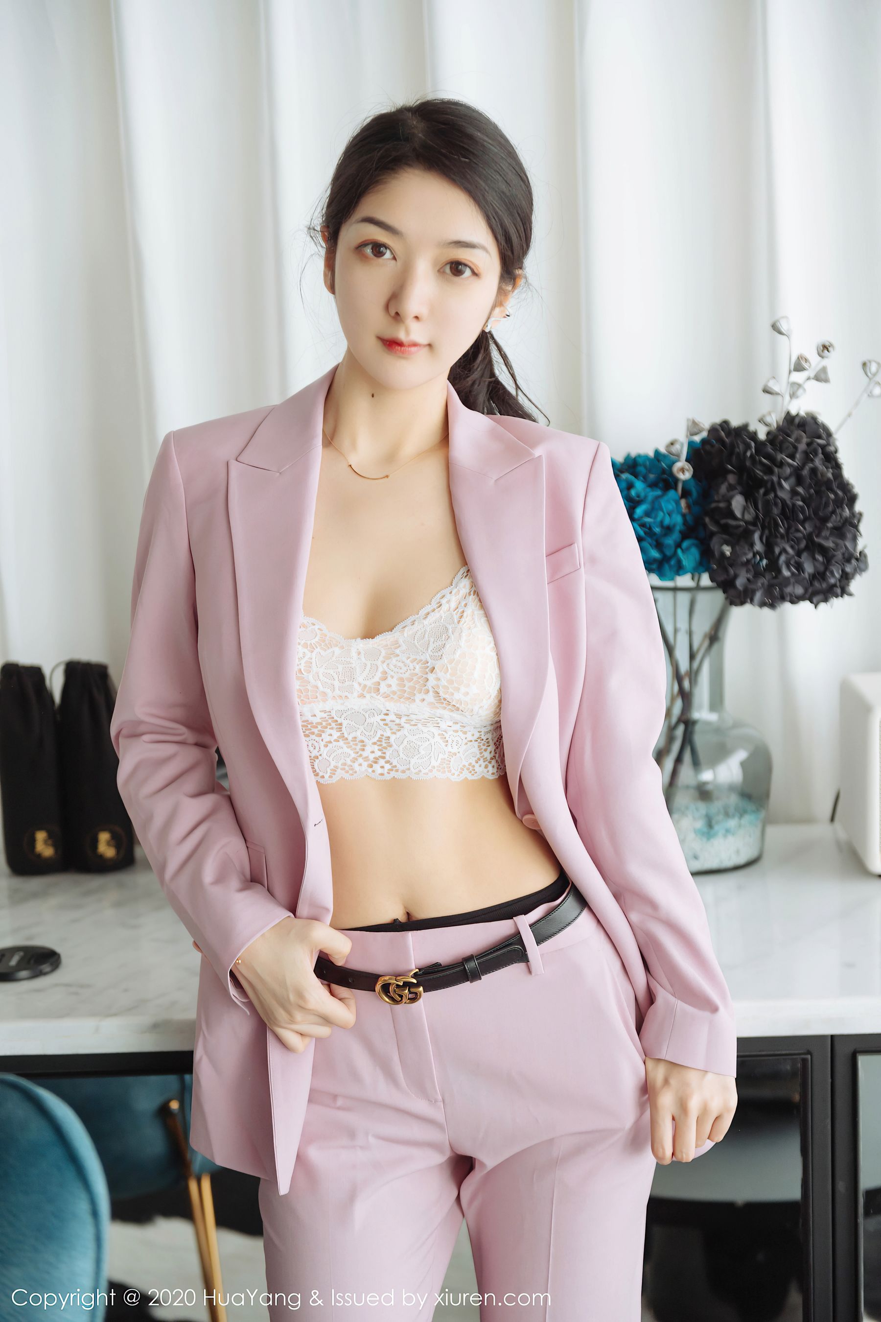 [花漾HuaYang] Vol.255 Angela小热巴 - 粉红西装+蕾丝内衣+黑丝