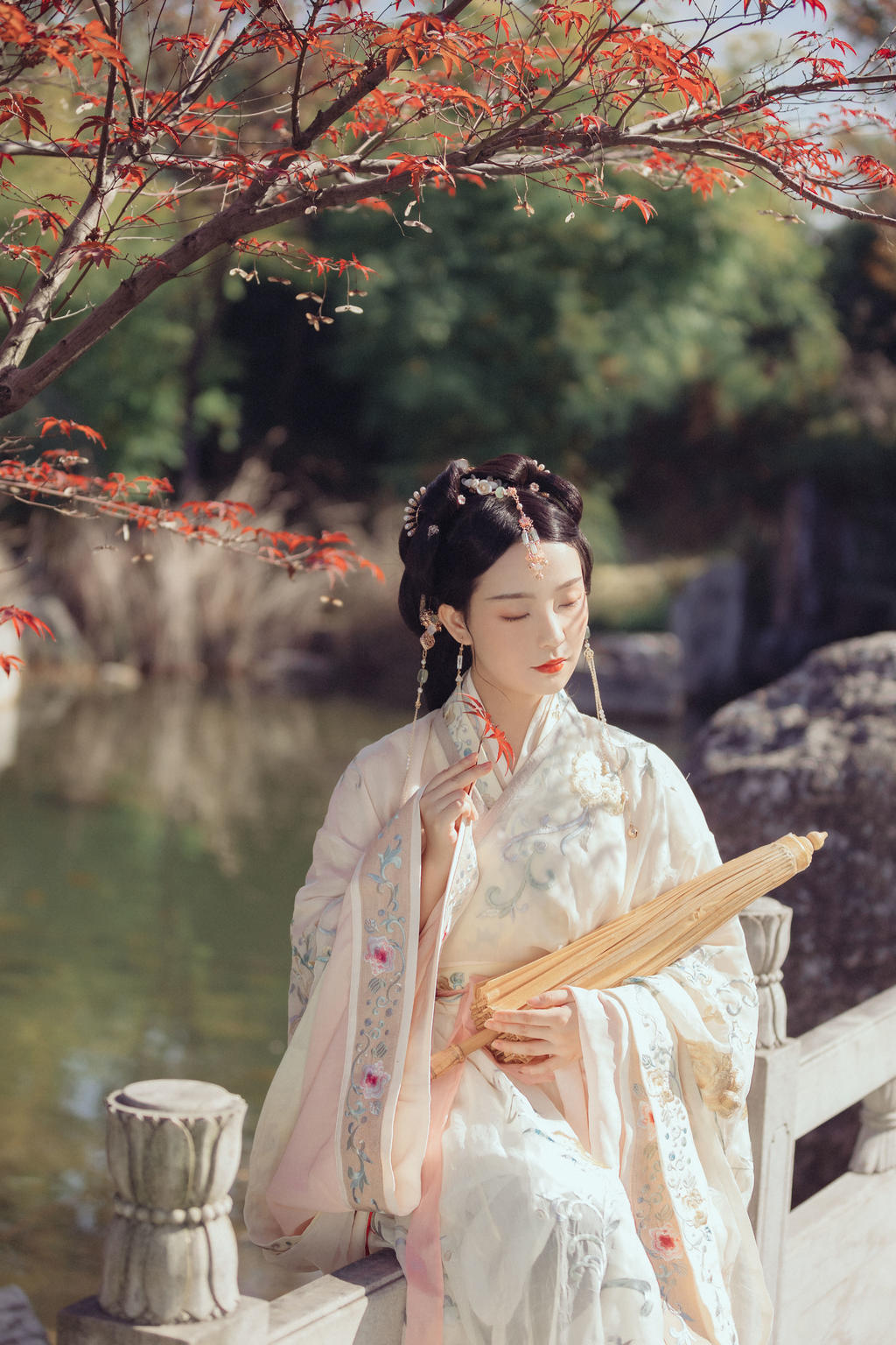 汉服美女红唇雪肤秀雅绝俗美图