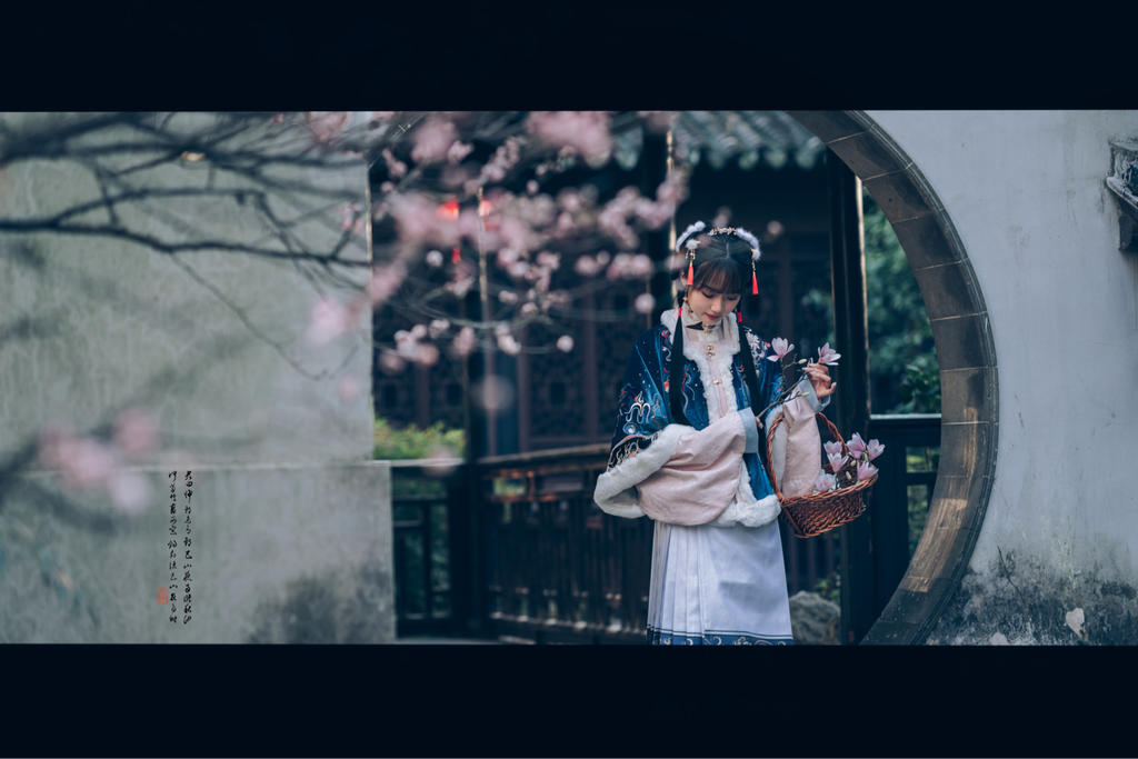 娇小玲珑汉服美女漫步园林美图