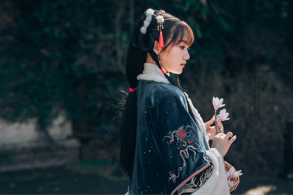 娇小玲珑汉服美女漫步园林美图