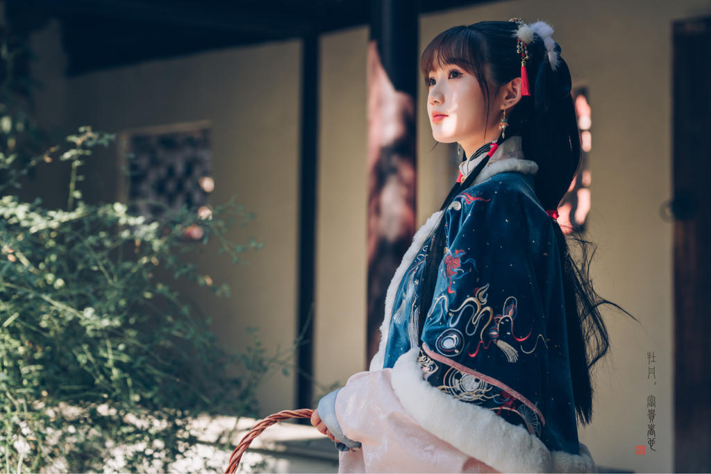 娇小玲珑汉服美女漫步园林美图