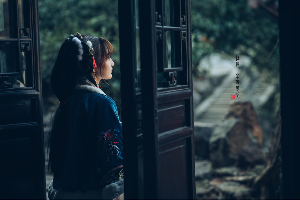 娇小玲珑汉服美女漫步园林美图