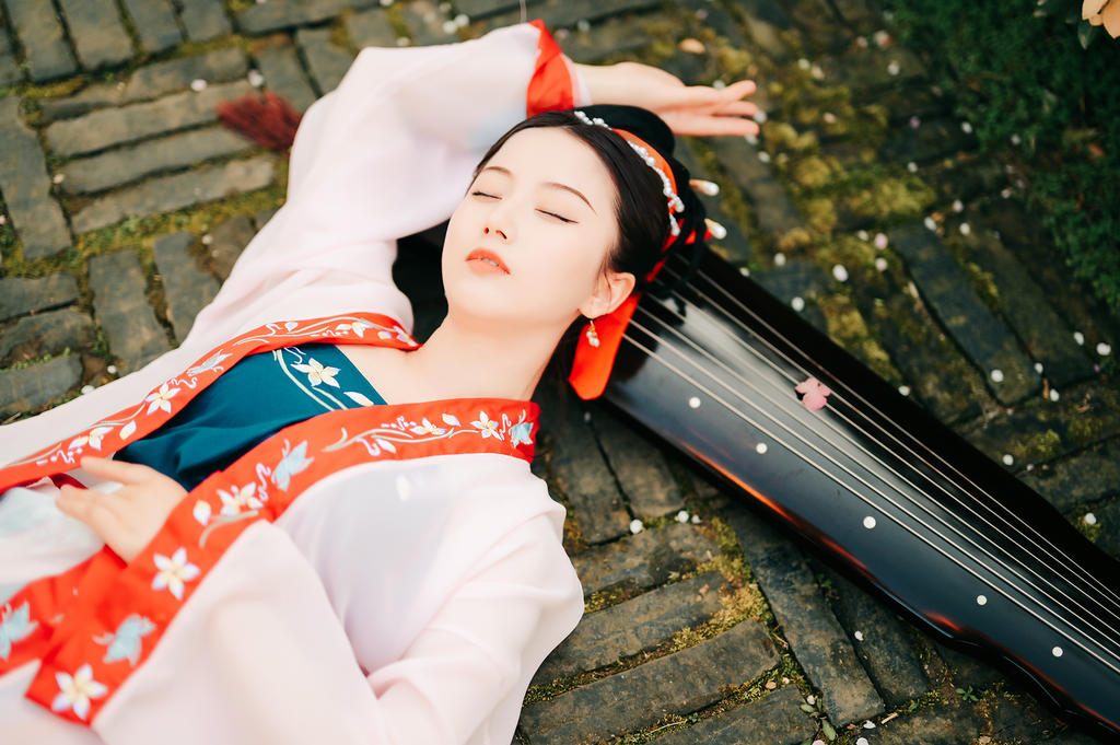 红唇雪肤汉服美女唯美古风摄影