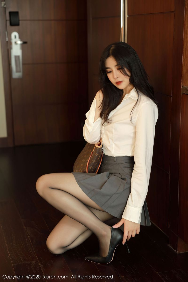 [XIUREN秀人网] 新人模特韩静安白衬衫百褶裙丝袜系列首套写真 No.2330