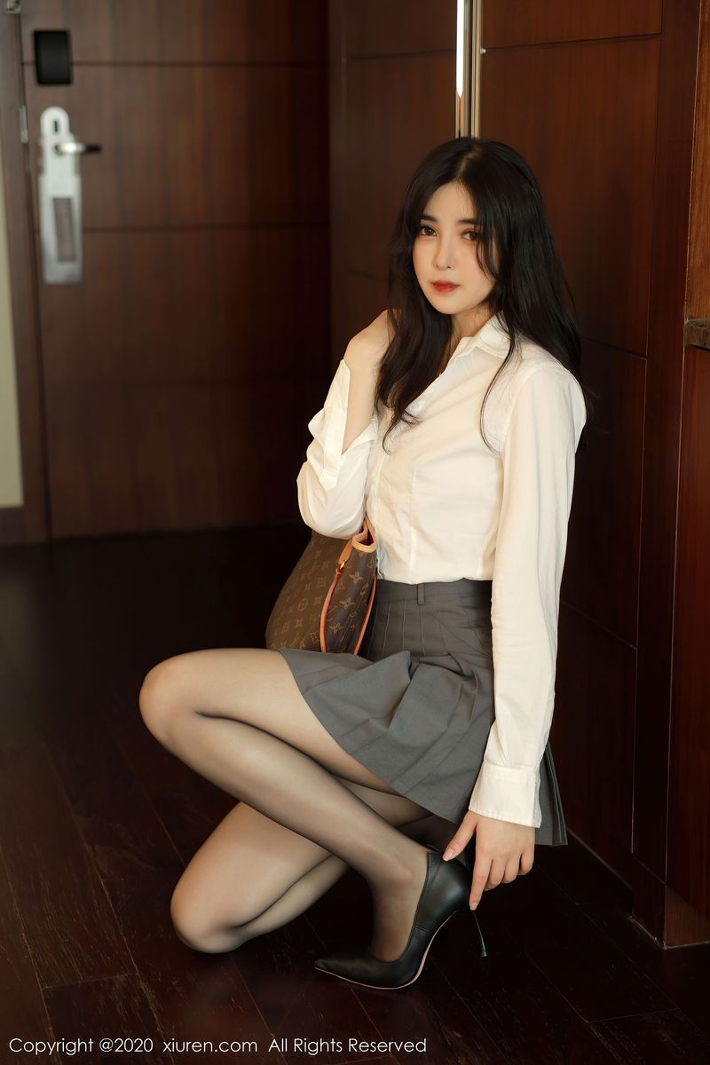 [XIUREN秀人网] 新人模特韩静安白衬衫百褶裙丝袜系列首套写真 No.2330