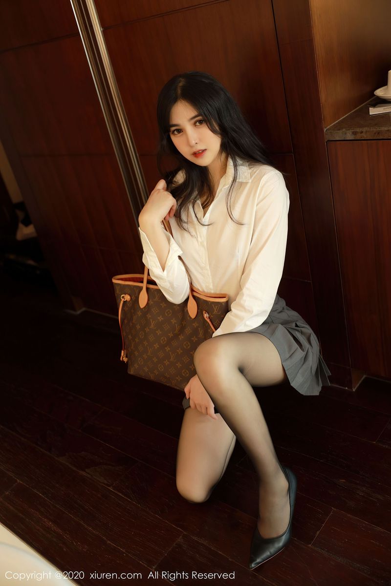 [XIUREN秀人网] 新人模特韩静安白衬衫百褶裙丝袜系列首套写真 No.2330