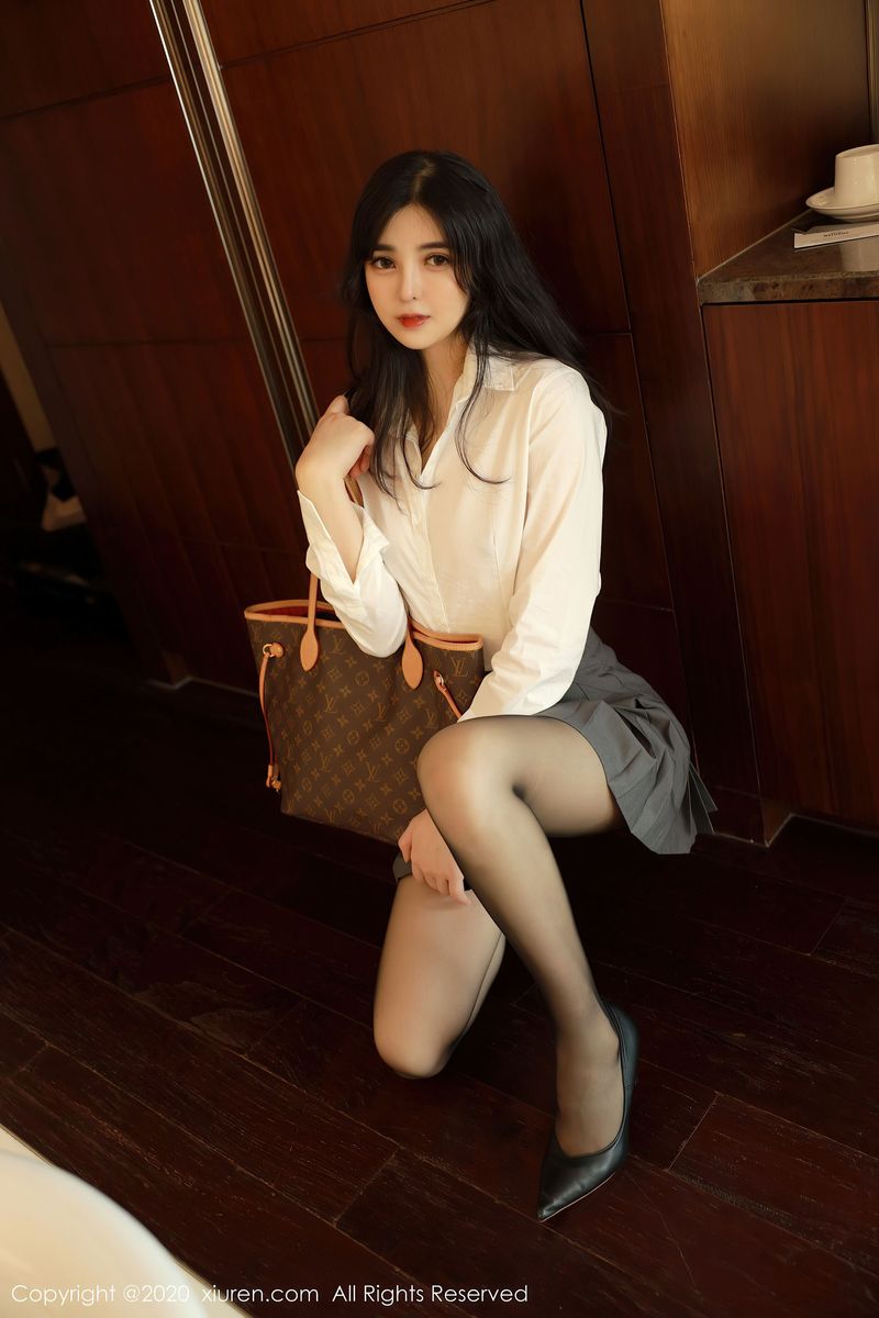 [XIUREN秀人网] 新人模特韩静安白衬衫百褶裙丝袜系列首套写真 No.2330