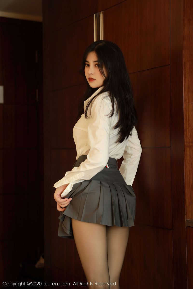 [XIUREN秀人网] 新人模特韩静安白衬衫百褶裙丝袜系列首套写真 No.2330
