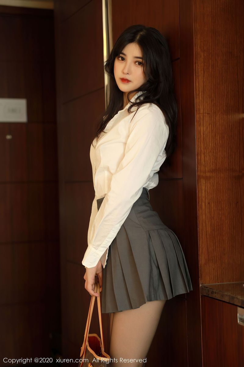 [XIUREN秀人网] 新人模特韩静安白衬衫百褶裙丝袜系列首套写真 No.2330