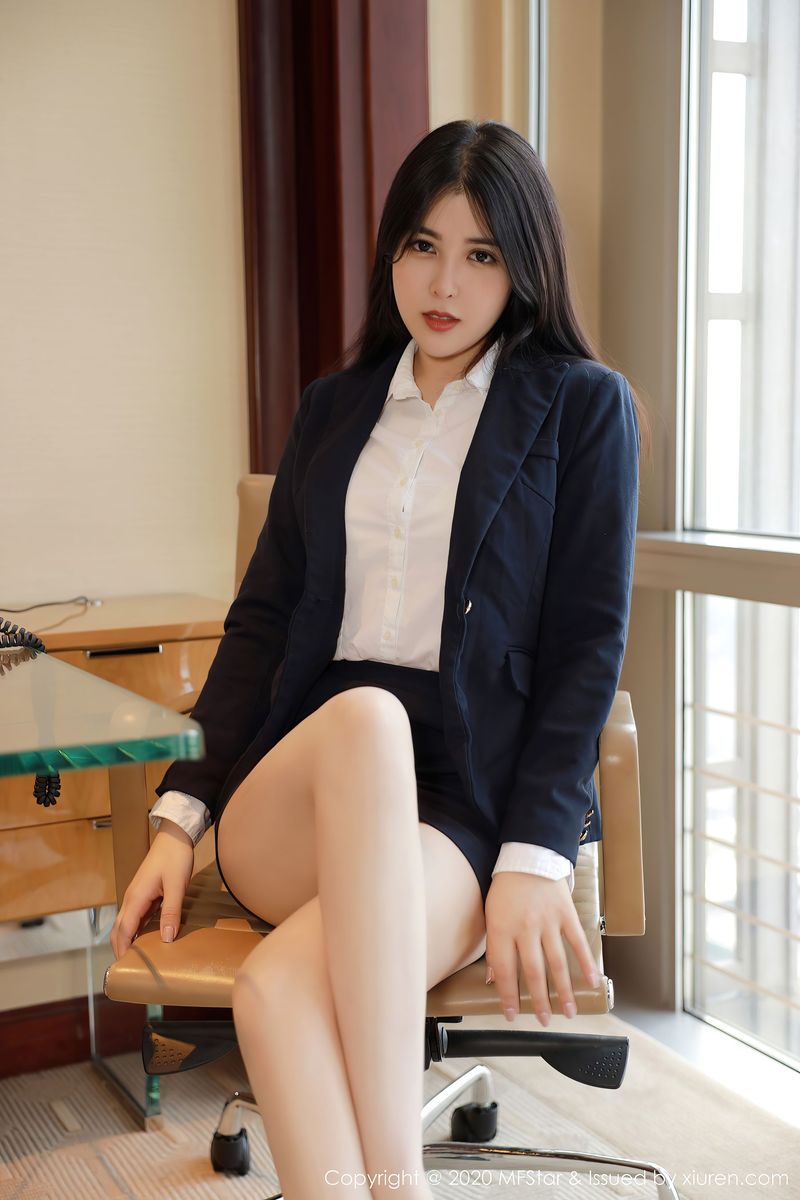 [MFStar模范学院] 美女模特韩静安白衬衫超短裙职业OL系列性感写真 Vol.385