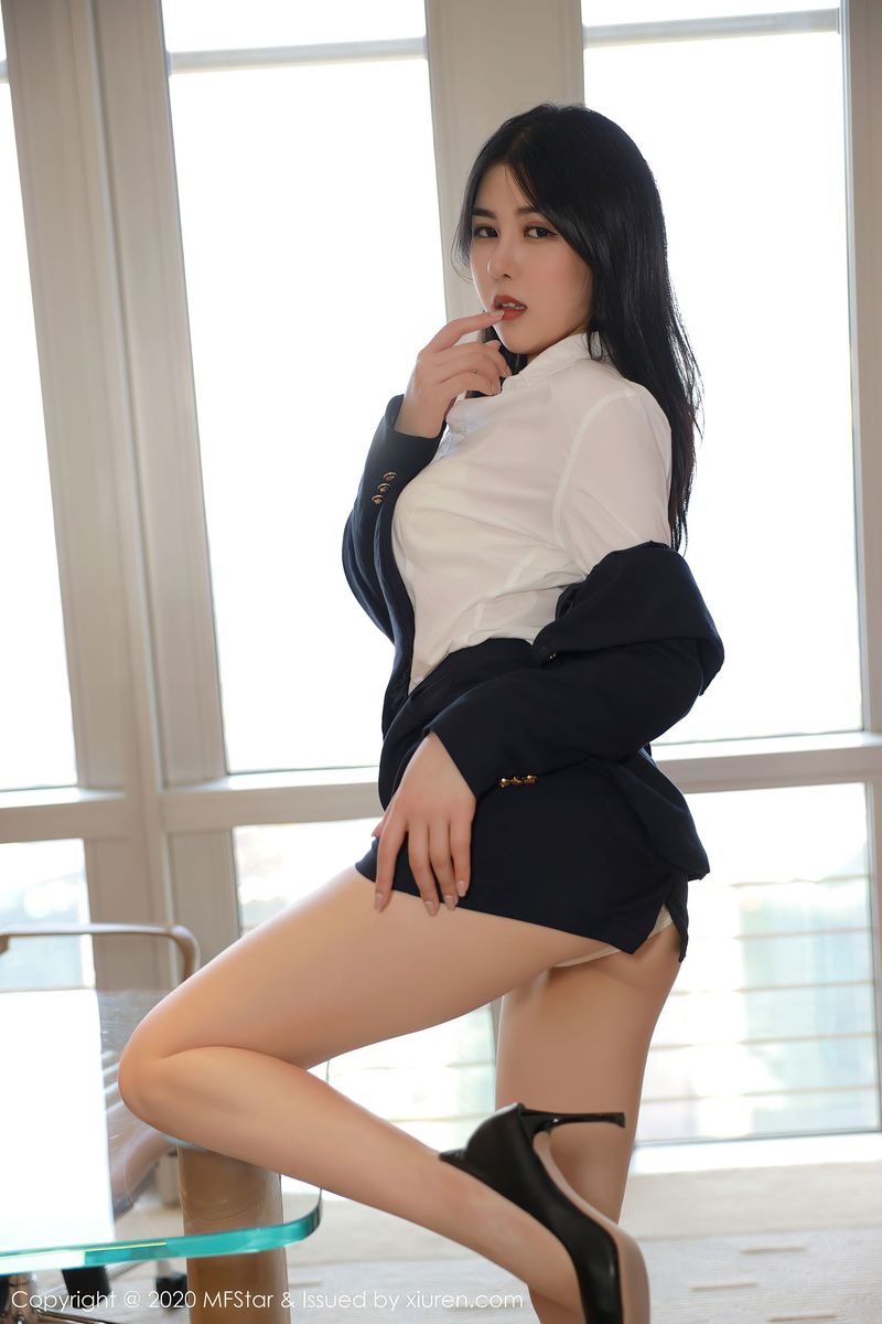 [MFStar模范学院] 美女模特韩静安白衬衫超短裙职业OL系列性感写真 Vol.385