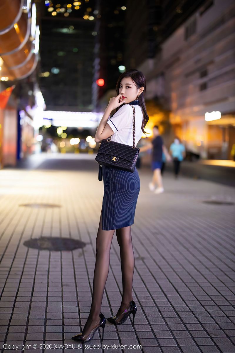 [XIAOYU语画界] 甜美女神杨晨晨sugar黑丝美腿街边偶遇系列写真 Vol.393