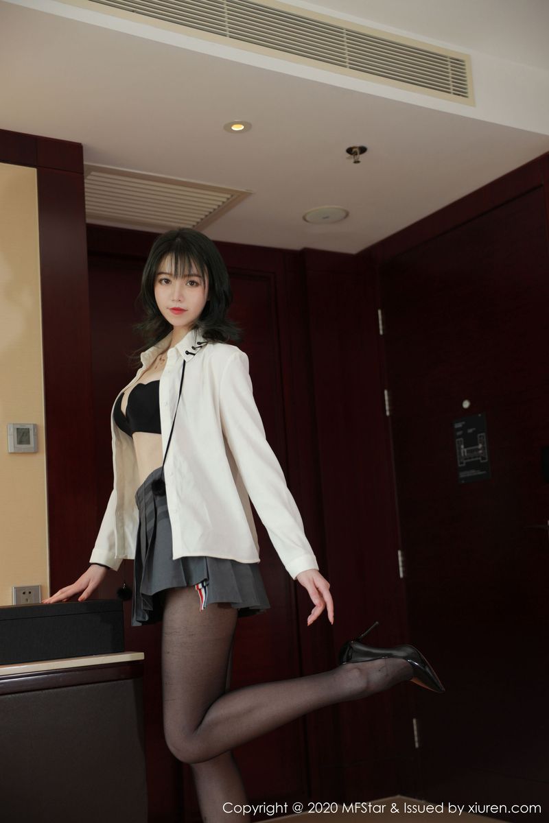 [MFStar模范学院] 新人模特yoo优优曼妙身材JK服饰性感写真 Vol.312